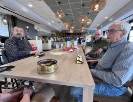 Samen rummikub spelen en elkaar ontmoeten in ’t Boveneind 